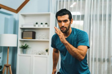Atletik ve sporcu erkek vücut egzersizinde koşuyor. Formda fiziği ve sağlıklı spor yaşam tarzı için. Gaiety evde egzersiz eğitimi.