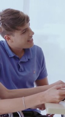 Yaratıcı iş adamlarının grup toplantısı, tasarımcı ve sanatçı ofis masasında. Mutlu iş yeri ve işbirliği takım çalışması konsepti.