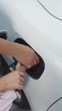 Elektrikli araçlı ve şarj istasyonunda yaşayan yenilikçi aileler. Okula gitmeden önce kızı ile mutlu bir aile birbirlerine beşlik çakıyor. EVler için alternatif gelecekteki ulaşım kavramı