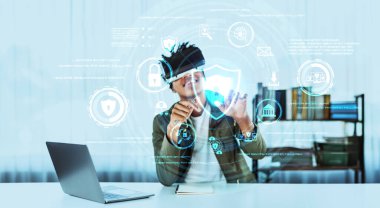 Sanal gerçeklik gözlüğü takan yetenekli bir Afrikalı adam kişisel bilgilere bakıyor. Sıradan gömlekli biri güvenlik önlemini kontrol edip analiz ediyor ve güvenlik duvarı korumasına erişiyor. Teknoloji. Yaratıcılık.