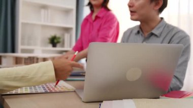 Profesyonel mimar ve iç mimarın yavaş çekim görüntüleri. İç mekan tasarımı için malzeme ve renk paleti sunumu. Müşteri denetimi ve denetimine dayalı. Değiştirilmiş