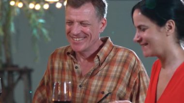 Yaşlı çift tatilini bahçede kutluyor. Emeklilik yaşlıları yemek yiyor. Rahatlamak, lezzetli yemekler yemek ve aile bağımızı güçlendirmek için dışarıda kamp yapmak. Uyumsuzluk.