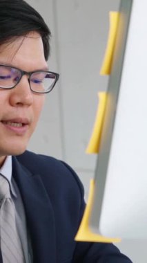 Ofiste çalışan kulaklık takan işadamları uzak müşteri ya da meslektaşlarını desteklemek için çalışıyorlar. Arama merkezi, tele pazarlama, müşteri destek acentesi telefon görüşmesinde hizmet sunar.