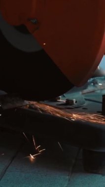 Profesyonel tamirci çelik metali dönen elmas kesici ile kesiyor. Çelik endüstrisi ve atölye konsepti.