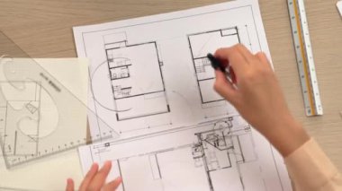 Akıllı mimar ya da akıllı mühendisin ölçüm aracı ve mimari ofisindeki inşaat doğruluğu için plan üzerinde bölücü el yazısı detaylarını kullanmasının videosu. Eline odaklan. - Yakın çekim. Tanımlama.