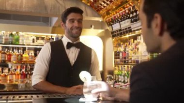 Akıllı barmen, lüks bir tezgahta arkadaşını beklerken limonlu cin kokteyli ikram ediyor. Barmen, canlı gece hayatı parti atmosferinde mükemmel hizmet veriyor. Vinosity.