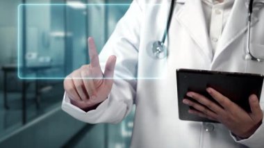 Doktorun elinde tablet varken ve laboratuvarda yüzen insan anatomisi hologramına bakarken. Semptomu teşhis ederken ve tıbbi verilerle çalışırken teknoloji yeniliklerini kullanan bir tıp çalışanı. İyileştirici.