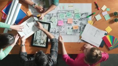 Tasarım toplantıya katılırken inşaat mühendisinin proje planının yukarıdan aşağı görüntüsü. Profosyonel yönetici, bina inşaatı tasarımı için planlama yaparken birlikte çalışıyor. Sempozyum.