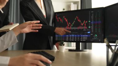 Hisse senedi borsası pazarlamasını analiz eden yavaş çekim şirketindeki yatırımcılar, kayıp için mum bar fiyatını analiz eden monitörlere bakıyor ve kazanç ve kâr elde ediyor. Filizlenen