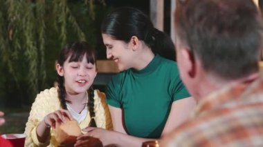 Aile, bahçede tatil kutlaması için bir araya geldi. Aile üyeleri, yemeğe. Açık hava kamp aktivitesi yemekle rahatlamak ve nesiller arası tatlı akrabalarla vakit geçirmek için. Uyumsuzluk.