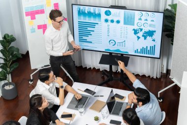 Ofiste sunum ya da analist ekibiyle toplantı odasında mali verileri analiz etmek için BI Fintech 'i kullanmak. İş adamları stratejik planlama için TV ekranında BI gösterge panelini inceliyor.