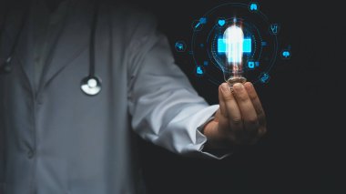 Tıbbi haçlı ampulleri toplayan yetenekli doktorlara yakından bakın. Tıbbi verilere erişen ve sağlık sisteminin yaratıcı yeniliklerini temsil eden zeki bir pratisyen. İyileştirici.