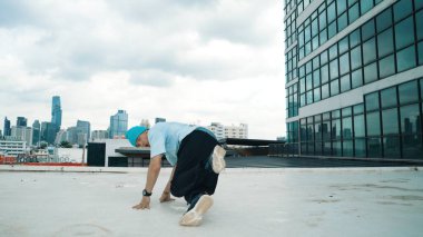 Gökdelende break dans yapan Kafkasyalı şık bir dansçı. Modern şehir şehrinde sokak dansı koreografı yapan mutlu bir gencin portresi. Paris tarzı. Hiphop.