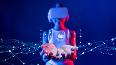 Verimli çalışma süreçleri için çevrimiçi belge dizinlerini yöneten iş adamı. Tüm önemli çevrimiçi belgelerinize kolayca güvenli ve hızlı bir şekilde erişim sağlayın. FaaS