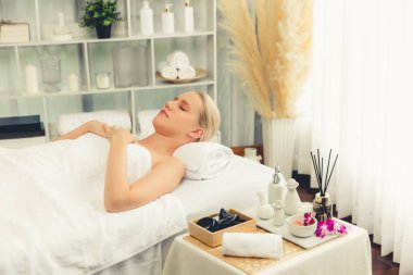 Kafkasyalı kadın müşteri stres önleyici spa masajının keyfini çıkarıyor ve lüks otel ya da oteldeki gündüz açık ortam güzellik salonunda güzellik teniyle eğleniyor. Sessiz.