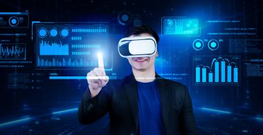 Gözlüklü akıllı iş adamı yapay zeka teknolojisini kullanarak çalışıyor. Küresel ağa erişen ve veri analizi ve istatistik tablosuna bakarken yapay zeka kullanan bir yönetici. Yaratıcılık.