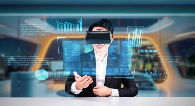 Profesyonel proje yöneticisi iş verilerine bakıyor ve onları tutuyor ve finansal tablolara bakıyor. Modern ofiste yapay zeka teknolojisi kullanarak gelişmiş gerçeklik gözlüğü takan zeki bir iş adamı. Yaratıcılık.