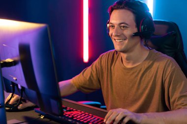 Kazanmak için çevrimiçi oyun oynayan akıllı flama makinesinin sunucu kanalı, neon ışıklı odada seçilen takım yarışması için izleyicilerle birlikte canlı yayında canlı yayında kulaklık takıyor. Bireysel.