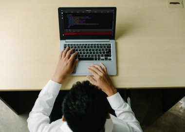 Model uygulama ve program kodlaması için bilgisayar ekranında yazılım geliştirme programlama