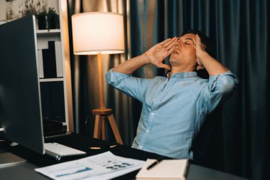 Dinamik veritabanı pazarlama analizi ile PC ekranındaki iş paragrafını araştıran stresli finansal analistin gece vakti modern ev ofisinde aylık rapor hazırlamasını düşünüyorum. Bireysel.