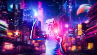 Siber punk stili binadaki kadın standı VR kulaklık takıyor metaverse 'e bağlanıyor, gelecekteki siber uzay topluluğu teknolojisi. Kadın parmaklarını kullanır nesnelere dokunur, bıçakladığı yerde ışık belirir. Halüsinasyon.