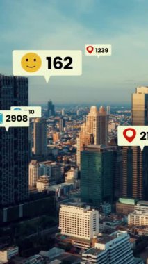 Sosyal medya simgeleri, sosyal ağ uygulama platformu üzerinden insanların bağlandığını gösteriyor. Çevrimiçi toplum ve sosyal medya pazarlama stratejisi kavramı .