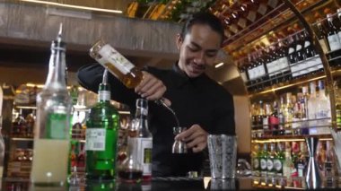 Asyalı barmenin karışık kokteyl likörünü likör karışımına katması, özel reklamı yaratıcı, canlandırıcı, bar lüksünde canlandırıcı bir vitrin haline getiriyor. Vinosity.