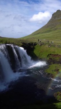 İzlanda yazında Kirkjufell dağ manzarası ve şelale üzerinde nefes kesici bir gün doğumu. Kirjufell, İzlanda 'yı ziyaret etmek için turistleri çeken en güzel ve en çok fotoğraflanan dağdır..