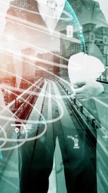 Gelecekteki bina inşaatı ve HUD hologram grafik tasarımı ile yaratıcı mühendislik projesi konsepti. İnşaat mühendisi, mimar ya da inşaat işçisi modern sivil teknoloji ile çalışıyor..