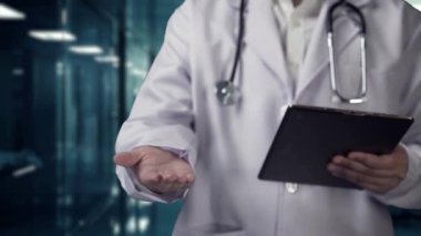 Tablet tutan ve insan anatomisi hologramı tutan yetenekli doktorlara yakın çekim yapın. Teknoloji yeniliklerini kullanarak tüm vücut röntgeni hologramını inceleyen ve kontrol eden bir tıp çalışanı. İyileştirici.