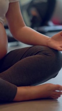 Yoga odasındaki spor salonunda aktif hamile kadın egzersizi. Hamile karnında bebek taşıyan hamile bir anne. Doğum öncesi bakım ve kadın hamileliği konsepti.