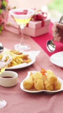 Restoranda yemek yiyen mutlu romantik çift. Çift yıldönümü kutlaması ve yaşam tarzı .