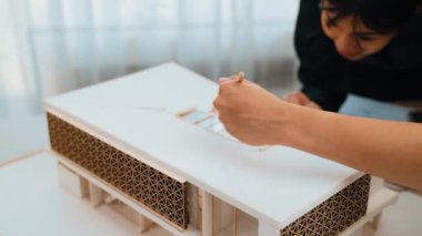 Mimari ekipman incelemesi kullanarak yavaş çekim ev tasarımcısı ve müşteri veya müşteriyle birlikte mimari ev modeli tasarım örneklerini ölçer. Filizlenen