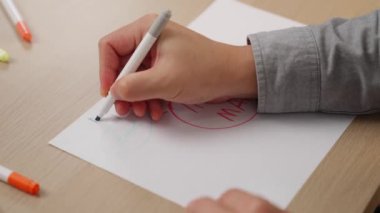 Yavaş çekim kapanış çalışanı stratejik pazarlama planı yapıyor ve toplantı odasındaki ofis masasına renkli yapışkan notlarla zihin haritası yapıyor. Değiştirilmiş