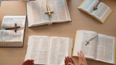 Hristiyan katolik takipçilerle dinsel bağlılık ve maneviyat duygusu doludur. Ağır çekimde Hıristiyan insanlar birlikte dua ederken el ele tutuşup grup duası yapıyorlar. Filizlenen