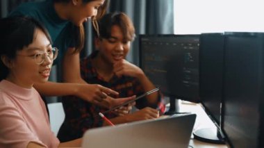 Yavaş çekim arkası yazılım geliştirici mühendisi bilgisayar programlama için birlikte çalışarak hata ayıklama kodunu çözüyor, ofiste monitörde karmaşık algoritmaları çözüyor. Filizlenen