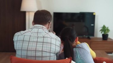 Büyükbaba ve torun birlikte konsol oyunu, eğlence medyası oynuyorlar. Eski kullanım teknolojisi yeni nesil ile iletişim kurar. Nesiller arası uçurum aile bağını güçlendirir. Uyumsuzluk.