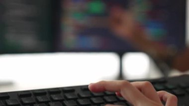 Yavaş çekim yakın çekim el, bilgisayar programlama için arka uç yazılım geliştirici mühendisi hata ayıklama hesaplama kodu üzerinde birlikte çalışarak, monitörde karmaşık algoritmaları çözerek. Filizlenen