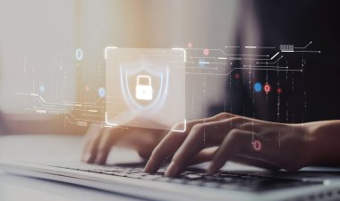 İş adamı siber güvenliğin özünü keşfeder. Siber koruma yöntemlerini, tehditleri derinlemesine araştır ve siber güvenlik duruşunu güçlendir. Siber Güvenlik Çağı EIDE 'de gezinmek için gerekli