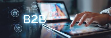 İş adamı B2B peyzajında geziniyor, iş-iş bağlantılarını geliştirmek için kullanım teknolojisi kullanıyor. B2B etkileşimlerini yeniden şekillendirir, iş stratejilerindeki yenilikleri tetikler. EIDE