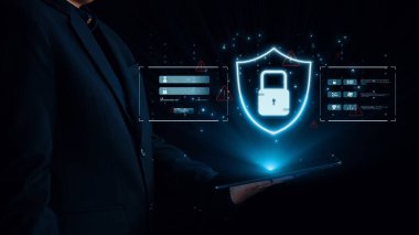 İş adamı siber güvenliğin özünü keşfeder. Siber koruma yöntemlerini, tehditleri derinlemesine araştır ve siber güvenlik duruşunu güçlendir. Siber güvenlik çağında UUID 'de gezinmek için gerekli