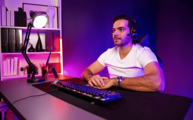 Ciddi yüz oyunları konsantrasyon oyuncuları misyonda geçmeye çalışan oyun oyuncuları, kulaklık ve mikrofonları kullanarak diğer insanları neon ışıklı stüdyo odasında canlı yayında iletişim kurmak için kullandılar. Tahmin et..