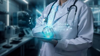 Elinde DNA hologramıyla tablet tutan yetenekli bir tıp çalışanına yaklaş. Hasta semptomlarını analiz etmek için profesyonel doktor DNA örneği veya genetik materyal. Teknoloji yeniliği. İyileştirici.