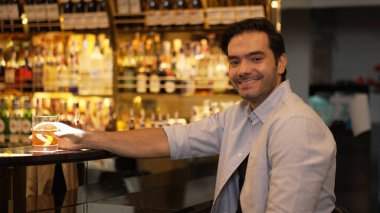 Eski usulde kokteyl içen gülümseyen zeki adam arkadaşlarıyla dans etmekten zevk alıyor ya da cuma günü lüks gişe barındaki gece kulübünde özel bir içki içiyor. Vinosity.