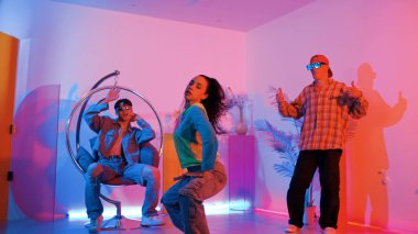 Çekici mutlu dansçı kameraya bakarken zeki kadın neon ışıkla kafiyeli hareket ediyor. Profesyonel İspanyol şarkıcı çeşitli arkadaşlarıyla renkli kıyafetler giyerken break dans yapıyor. Mutluluk.