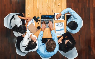 Panorama üst düzey iş analist grubu toplantı masasındaki finansal veri raporunu analiz ediyor. İş zekası analizine göre çizelge ve grafik paneli. Çok titiz.