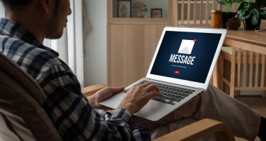 Bilgisayar ekranında rahatça görünen e-posta bildirim iletisi. Dijital pazarlama iletisi bilgi metni iş dünyasından müşteriye