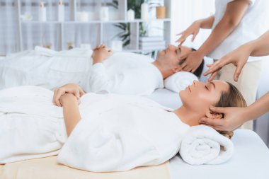Kafkasyalı çift stres önleyici kafa masajının keyfini çıkarıyor ve lüks otellerde ya da otel spa salonlarında gündüz kaplıcalarında yüz güzelliği eğlencelerini şımartıyor. Sessiz.