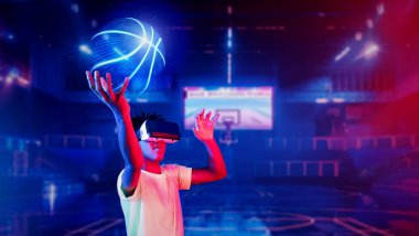 Basketbolcu fütüristik spor sahasında basketbol hologramı çekiyor. Artırılmış gerçeklik teknolojisi kullanarak basketbol becerisi geliştiren enerjik sporcu ya da sporcu. Yenilik. Yaratıcılık.