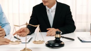 Avukat, hukuk bürosunda pazarlık yoluyla iş anlaşmazlığını çözmek için iki taraf arasında uzlaşma teklif ediyor. Yasal arabuluculuk ve çatışma çözme servisi. Ağır çekim. Katı.